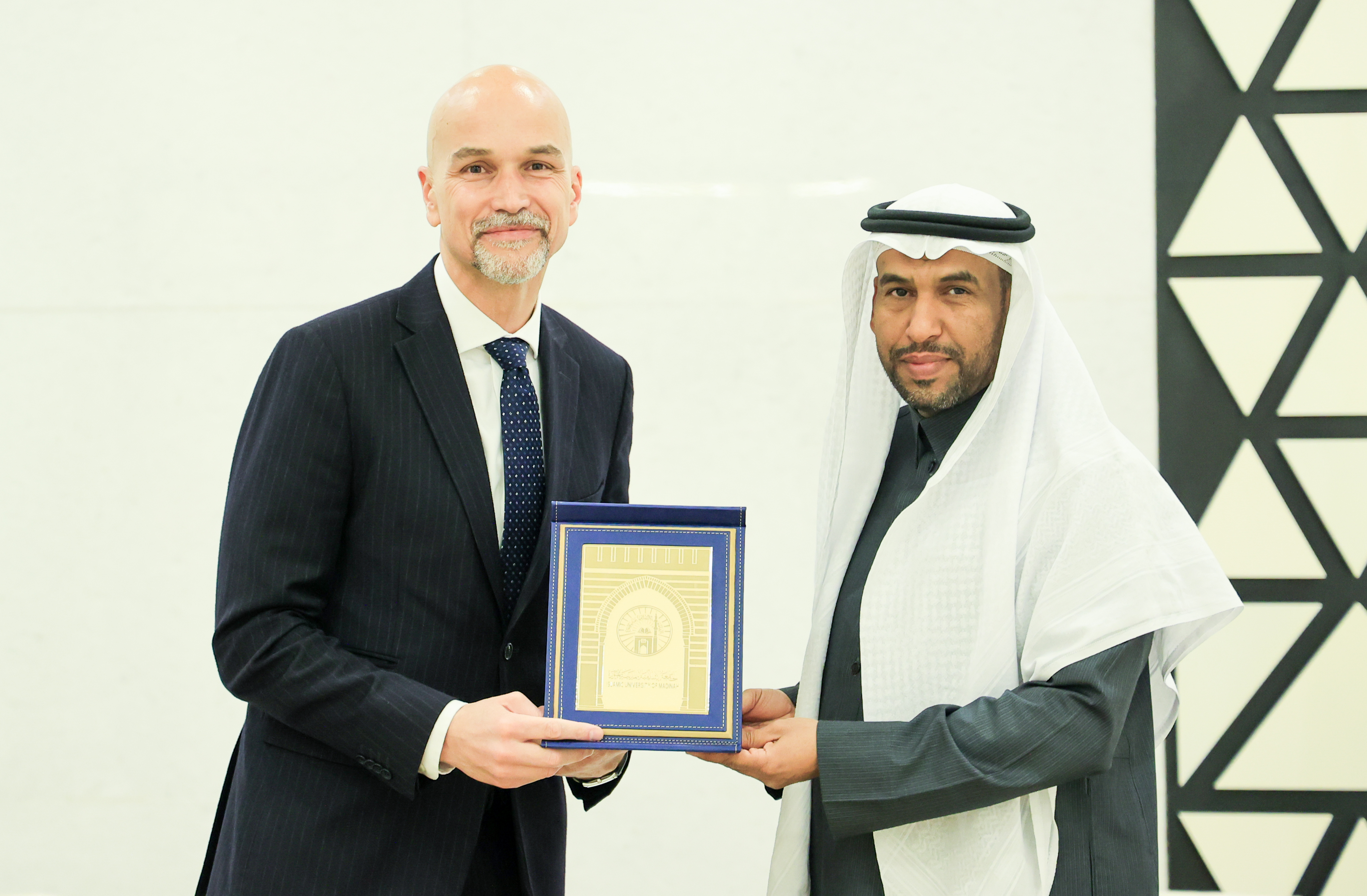 استقبل سعادة رئيس الجامعة الإسلامية المكلف، أ. د. حسن بن عبدالمنعم العوفي، القنصل العام للجمهورية الفرنسية