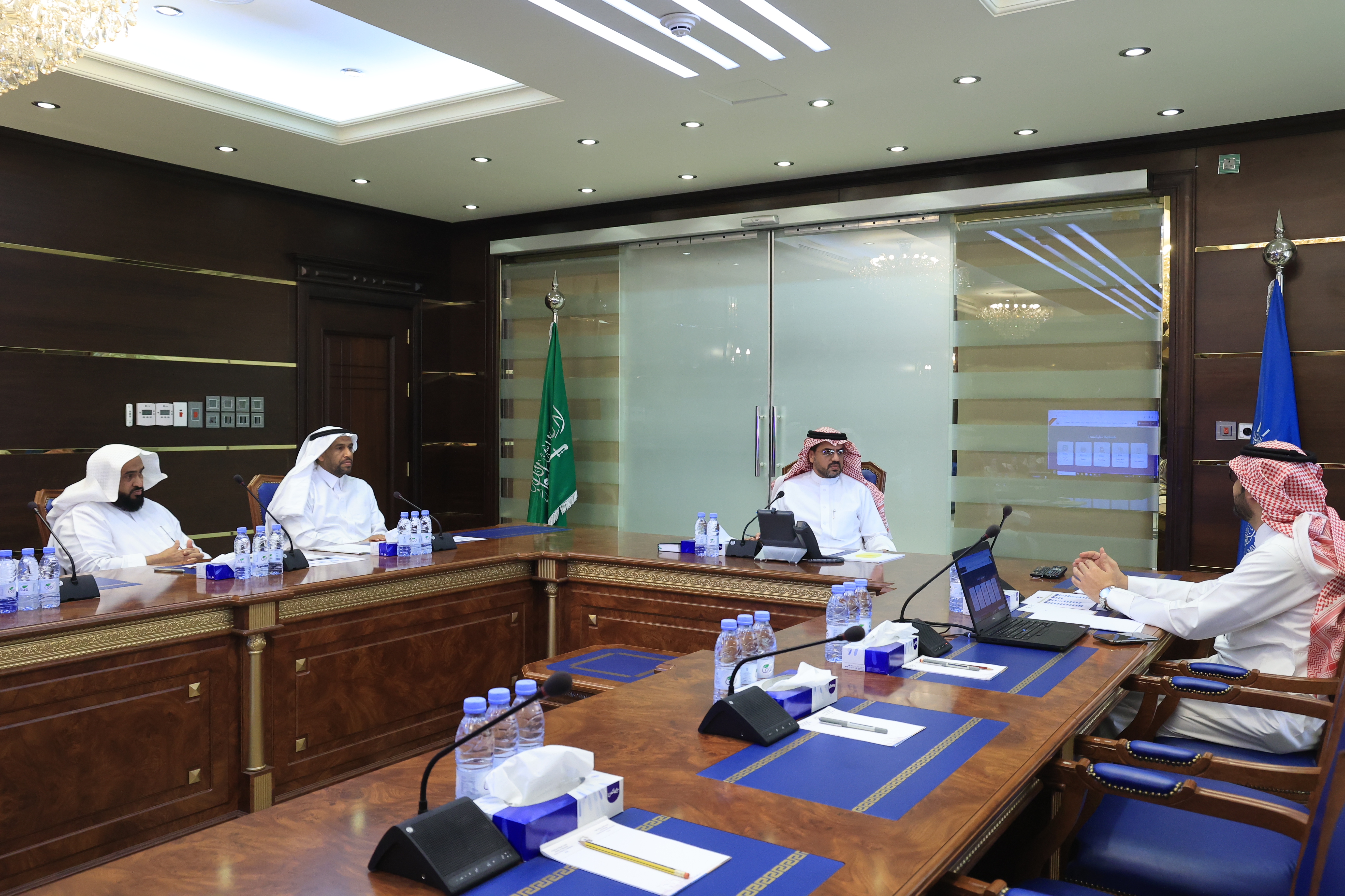 سعادة رئيس الجامعة الإسلامية، د. صالح بن علي العقلا، يعقد اجتماعًا مع وكلاء الجامعة؛ لمتابعة الأعمال ومناقشة الموضوعات المختلفة.