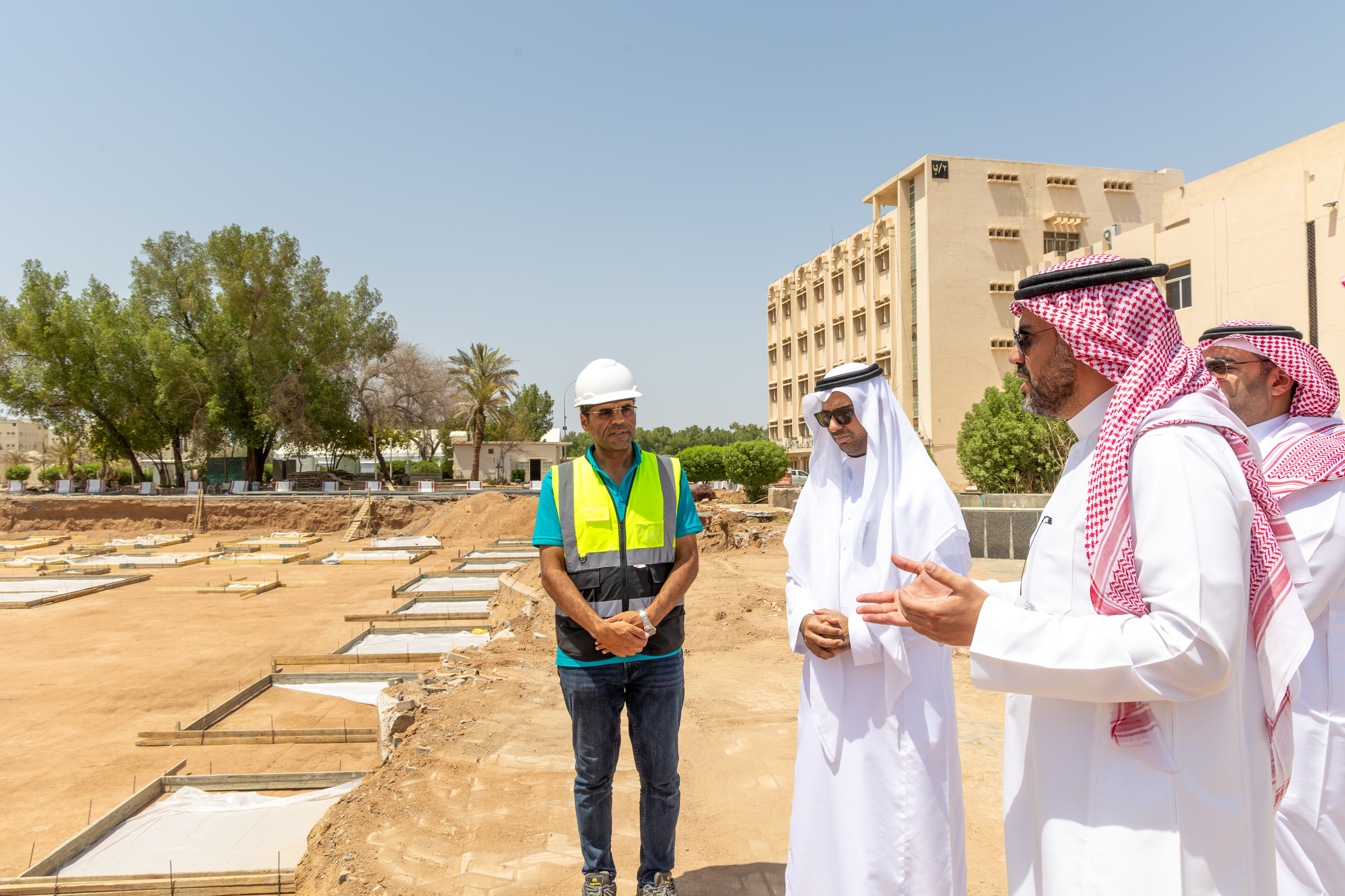 رئيس الجامعة الإسلامية يتفقد مشروع تطوير جامع سماحة الشيخ عبدالعزيز بن باز (رحمه الله) بالحرم الجامعي