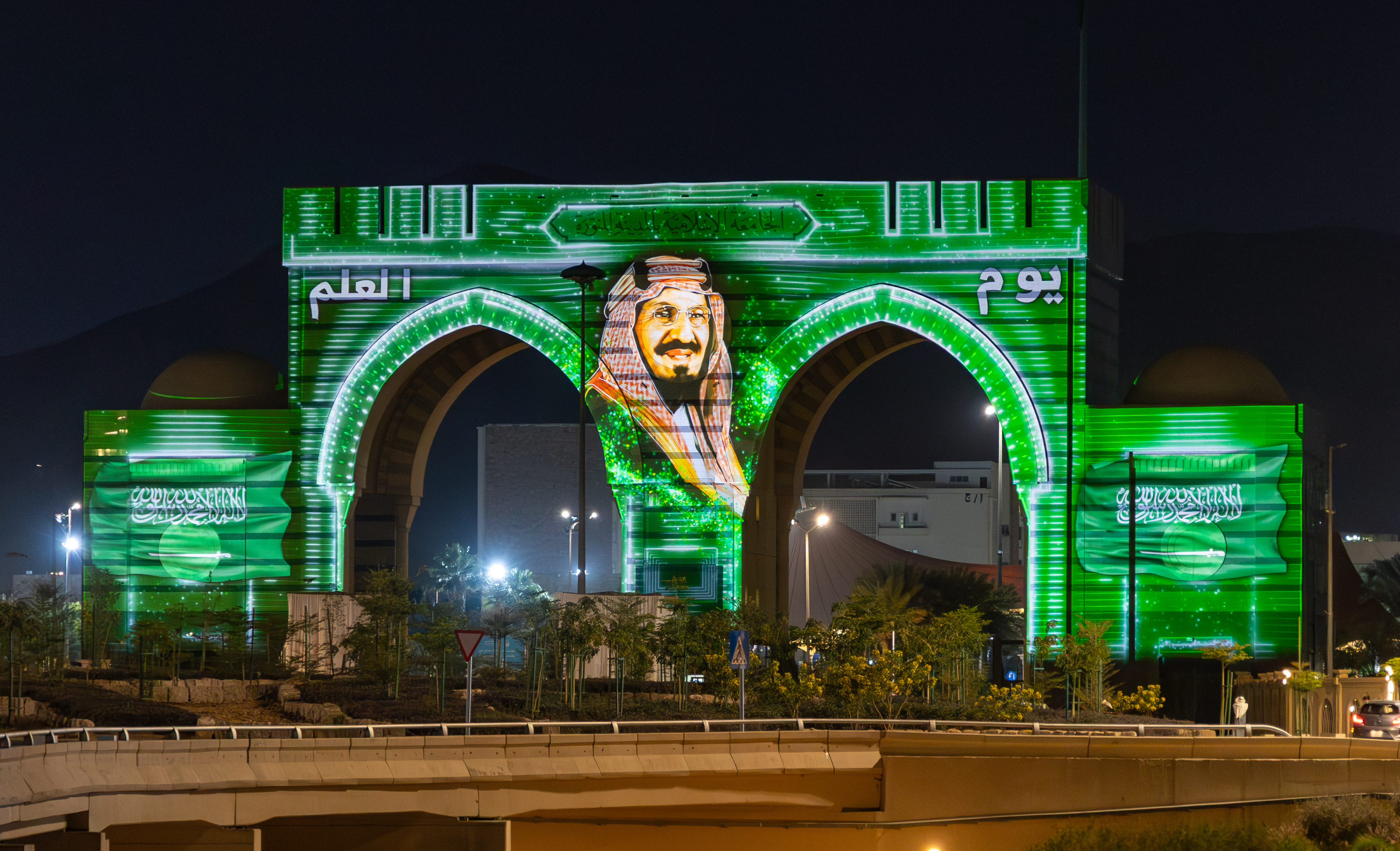 الجامعة الإسلامية تحتفي بيوم العلم بعروض مرئية على بوابتها الرئيسية
