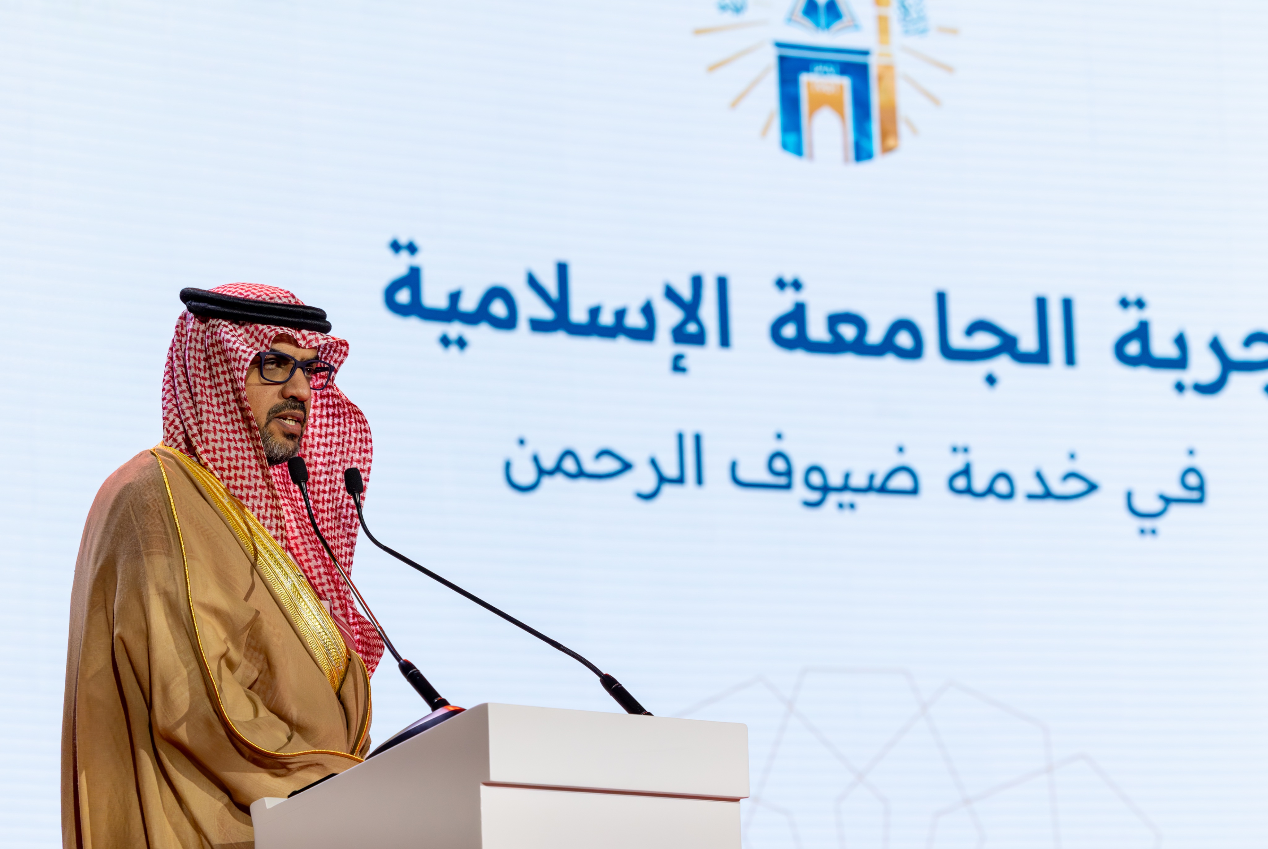 رئيس الجامعة الإسلامية يستعرض تجربة الجامعة في خدمة ضيوف الرحمن