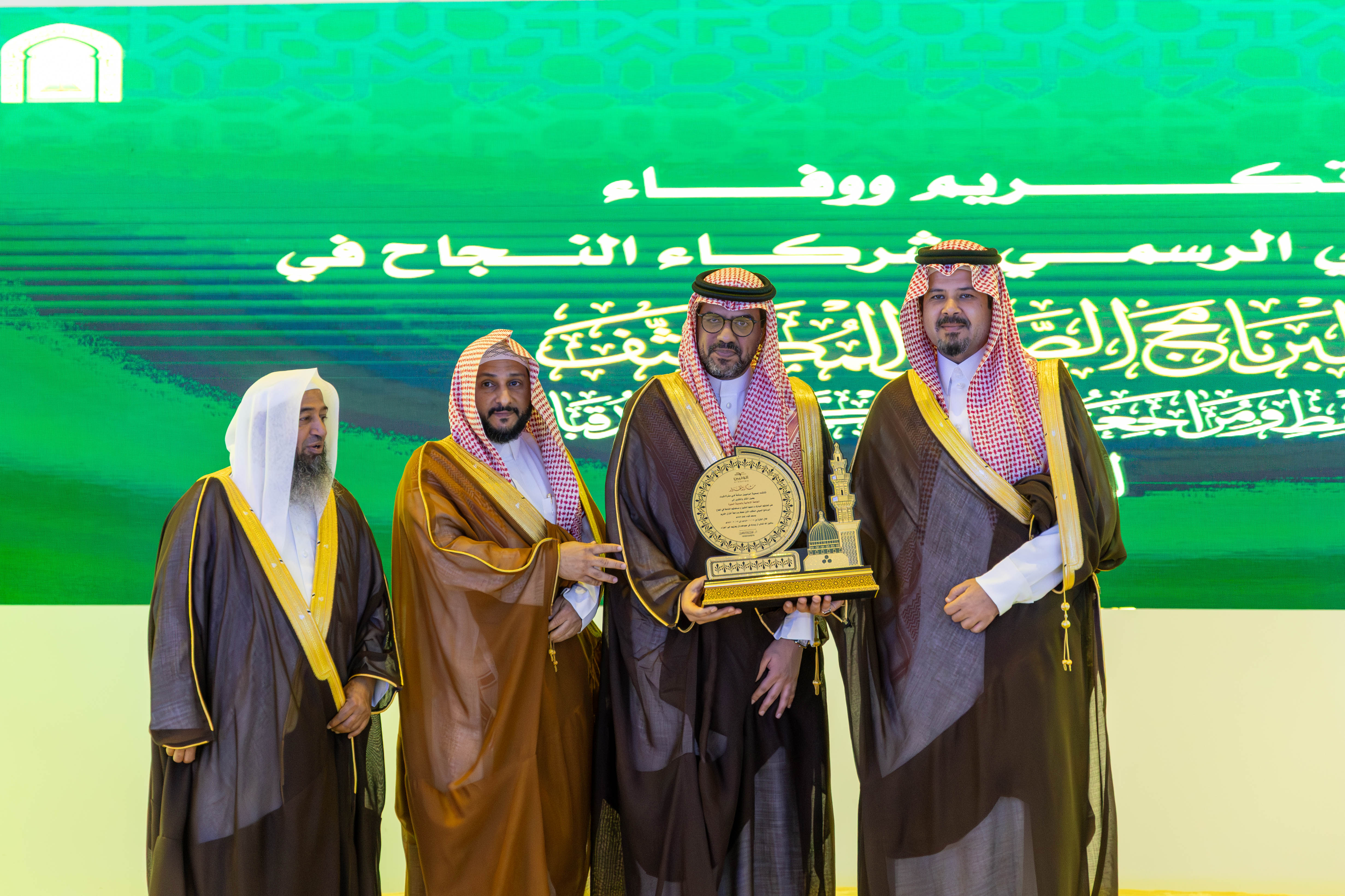 جمعية الوحيين بالمدينة المنورة تكرم الجامعة الإسلامية خلال الحفل الختامي لبرنامجها الصيفي المكثف الأول لحفظ ومراجعة القرآن الكريم 1447هـ