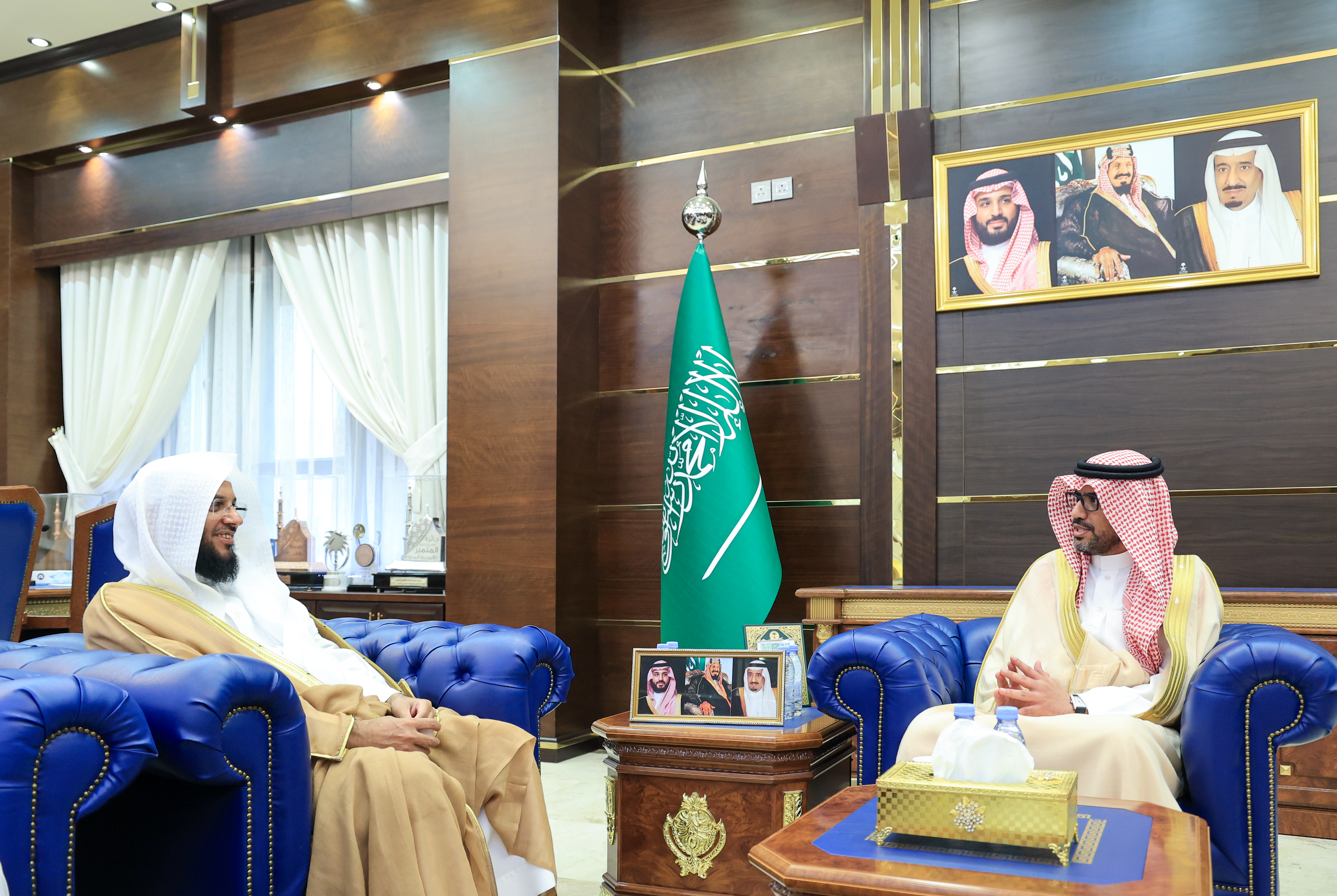 رئيس ⁧‫الجامعة الإسلامية‬⁩ يستقبل المدير التنفيذي لمجمع خادم الحرمين الشريفين الملك سلمان بن عبدالعزيز آل سعود للحديث النبوي الشريف د. رباح بن رضيمان العنزي.