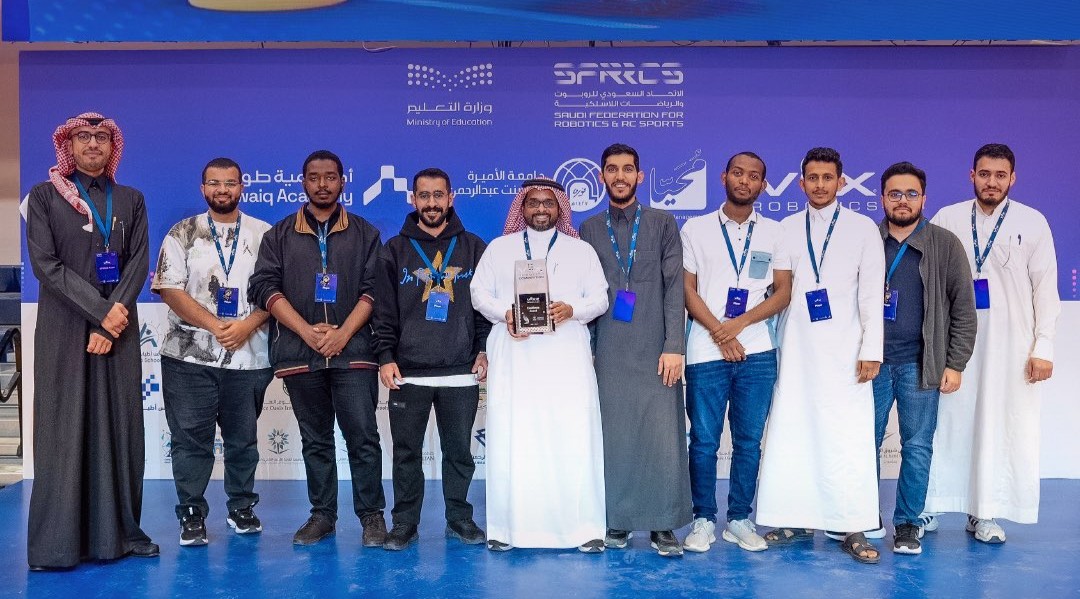 فريق الجامعة الإسلامية يحقق جائزة الابتكار في بطولة VEX Robotics الوطنية