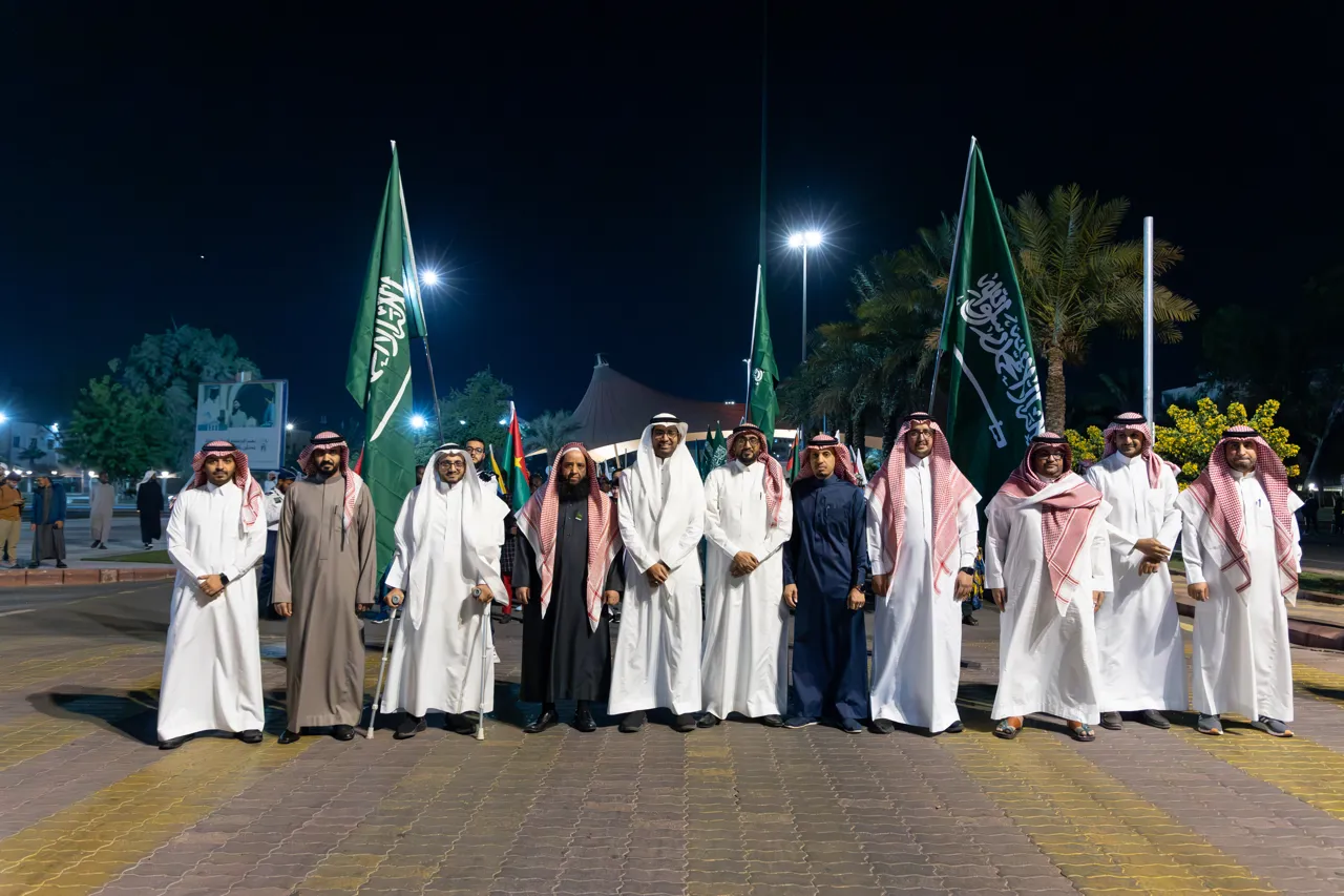 الجامعة الإسلامية تحتفي بالإنجاز التاريخي للمملكة بإعلان استضافة بطولة كأس العالم 2034 بمسيرة طلابية عالمية. - 5