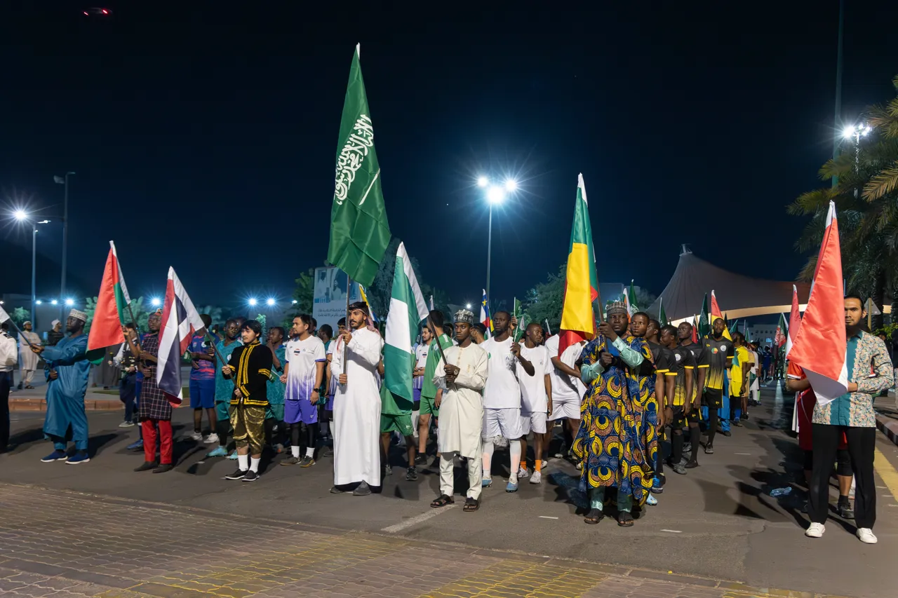 الجامعة الإسلامية تحتفي بالإنجاز التاريخي للمملكة بإعلان استضافة بطولة كأس العالم 2034 بمسيرة طلابية عالمية. - 4