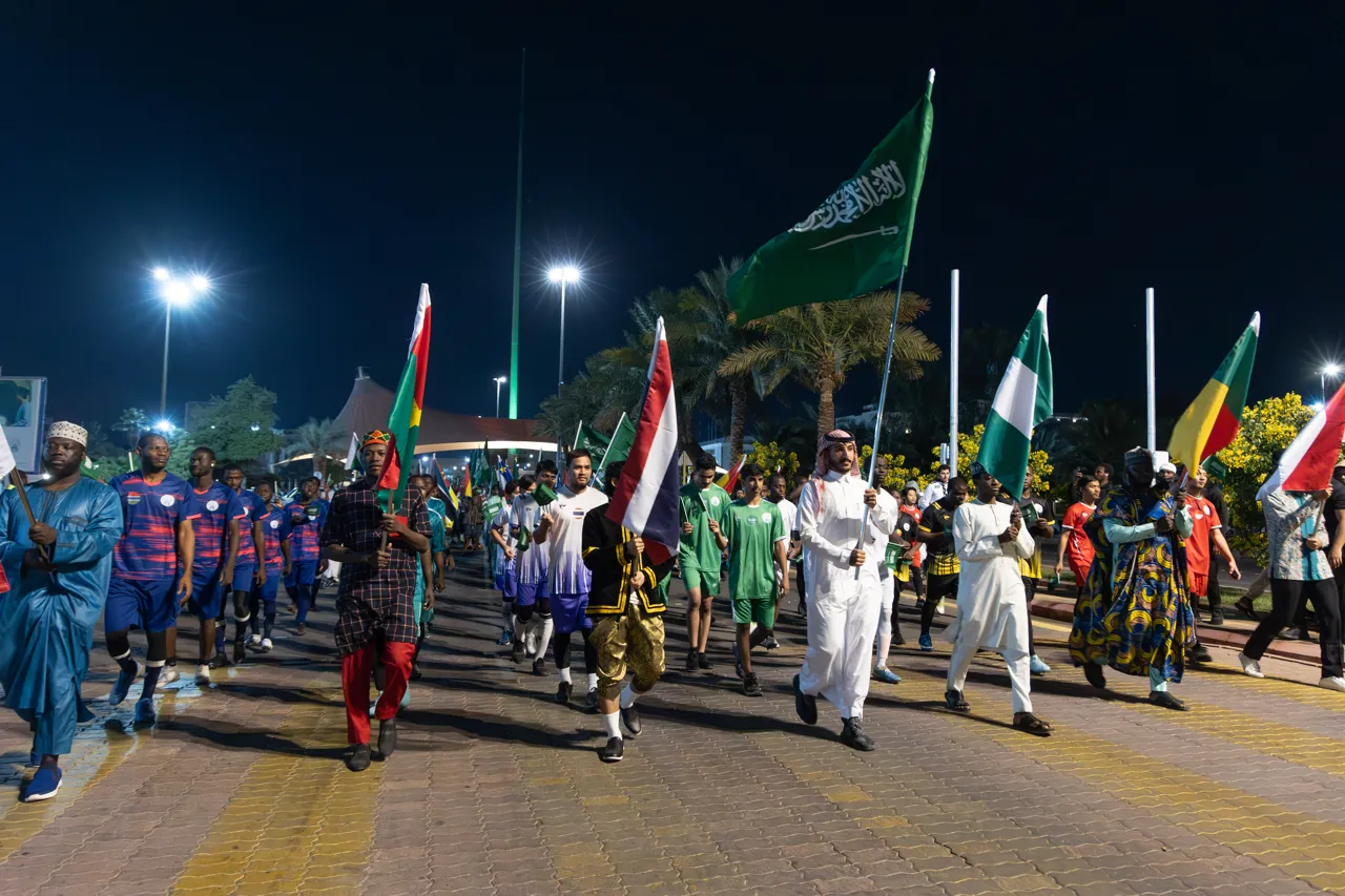 الجامعة الإسلامية تحتفي بالإنجاز التاريخي للمملكة بإعلان استضافة بطولة كأس العالم 2034 بمسيرة طلابية عالمية. - 3