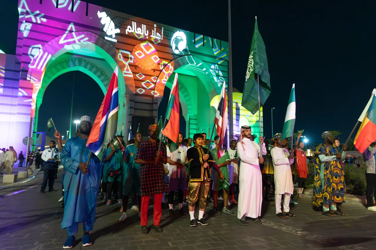 الجامعة الإسلامية تحتفي بالإنجاز التاريخي للمملكة بإعلان استضافة بطولة كأس العالم 2034 بمسيرة طلابية عالمية. - 2