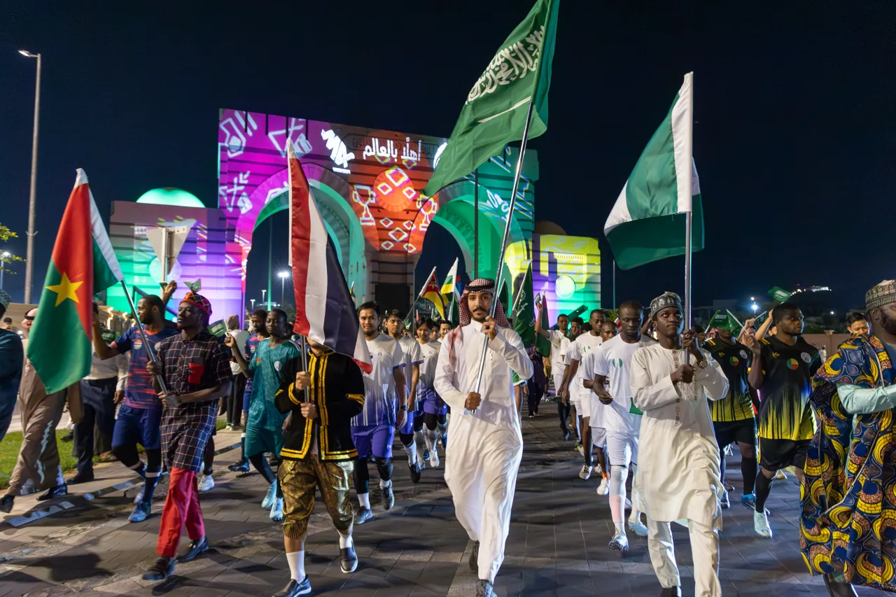 الجامعة الإسلامية تحتفي بالإنجاز التاريخي للمملكة بإعلان استضافة بطولة كأس العالم 2034 بمسيرة طلابية عالمية. - 1