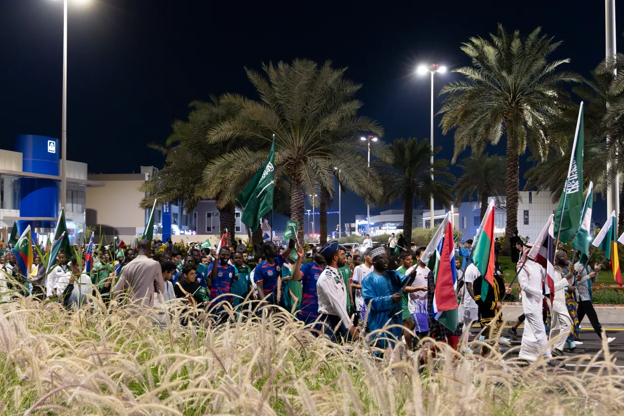 الجامعة الإسلامية تحتفي بالإنجاز التاريخي للمملكة بإعلان استضافة بطولة كأس العالم 2034 بمسيرة طلابية عالمية. - 9