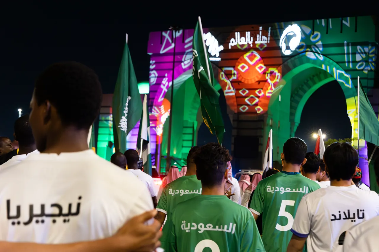 الجامعة الإسلامية تحتفي بالإنجاز التاريخي للمملكة بإعلان استضافة بطولة كأس العالم 2034 بمسيرة طلابية عالمية. - 8