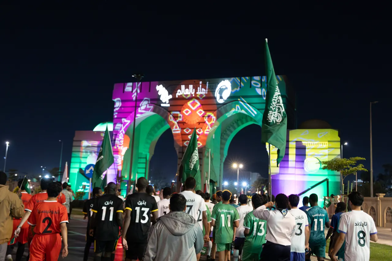 الجامعة الإسلامية تحتفي بالإنجاز التاريخي للمملكة بإعلان استضافة بطولة كأس العالم 2034 بمسيرة طلابية عالمية. - 7