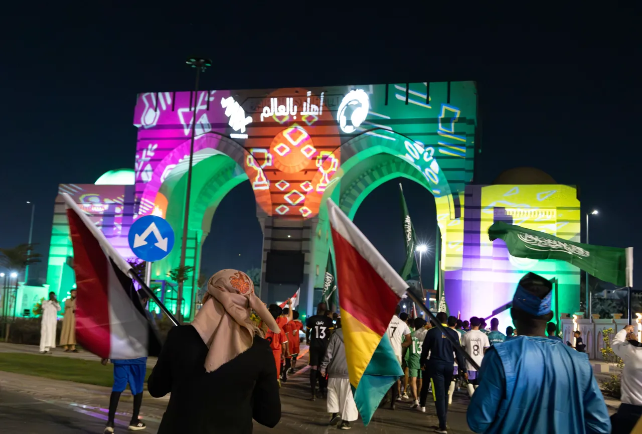 الجامعة الإسلامية تحتفي بالإنجاز التاريخي للمملكة بإعلان استضافة بطولة كأس العالم 2034 بمسيرة طلابية عالمية. - 6