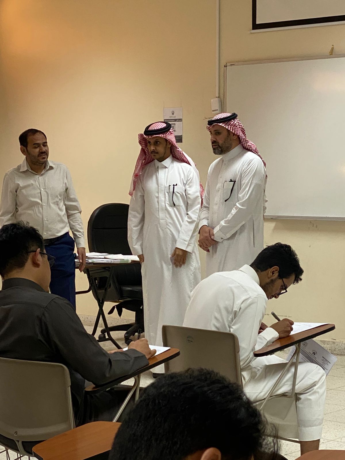 سعادة عميد كلية العلوم، يرافقه وكيل الكلية للشؤون الأكاديمية، يتفقدان سير الاختبارات النهائية للفصل الدراسي الثاني