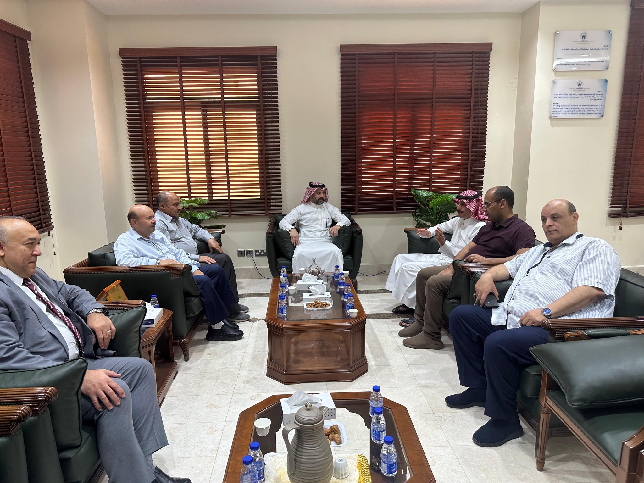 ضمن فعاليات أسبوع الجودة التاسع⁩ التقى عميد كلية العلوم⁩ د. طارق بن زياد أبولبده بوكالة الكلية للتطوير والجودة ممثلة بوكيل الكلية د. حمود عبدالله الطالب، وبحضور لجنة ضمان الجودة والاعتماد، وذلك عقب تكريم الكلية